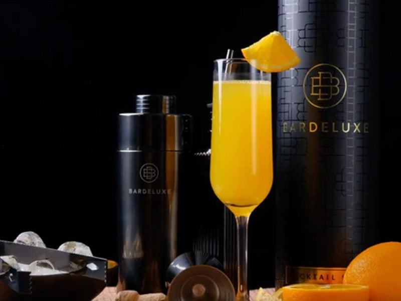 Close-up view of the Cocktail Mimosa in front of the black Bar Deluxe Cocktail-Set