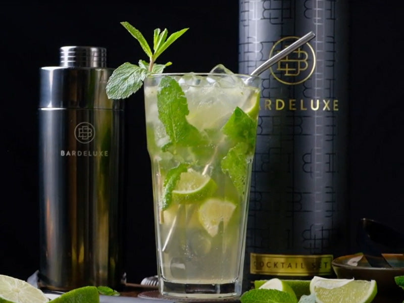 Close-up view of the Cocktail Mojito in front of the black Bar Deluxe Cocktail-Set