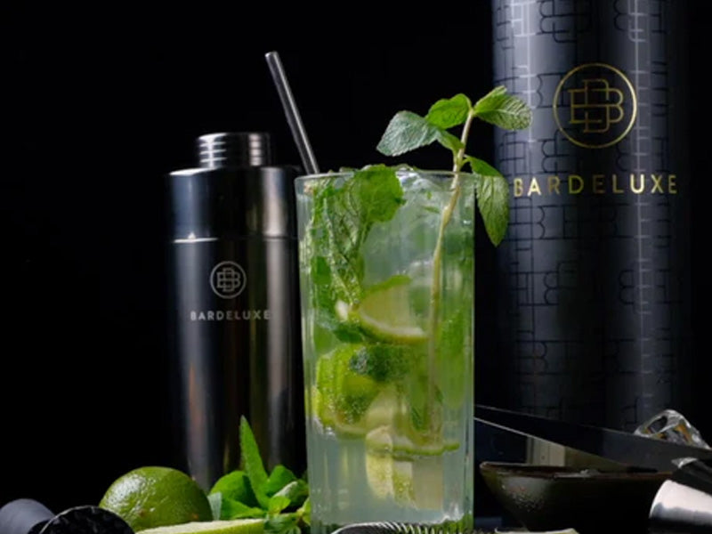 Close-up view of the Cocktail Mojito alkoholfrei in front of the black Bar Deluxe Cocktail-Set