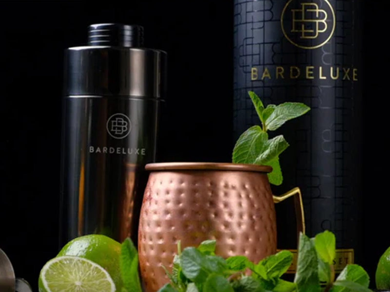 Close-up view of the Cocktail Munich Mule in front of the black Bar Deluxe Cocktail-Set