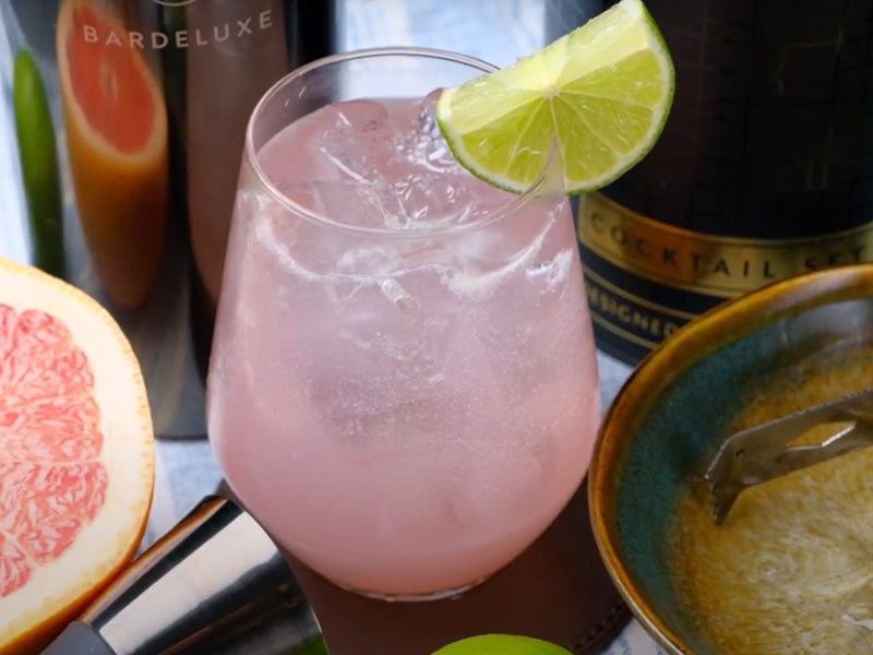 Close-up view of the Cocktail Paloma in front of the black Bar Deluxe Cocktail-Set