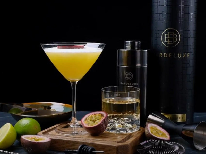 Close-up view of the Cocktail Pornstar Martini in front of the black Bar Deluxe Cocktail-Set